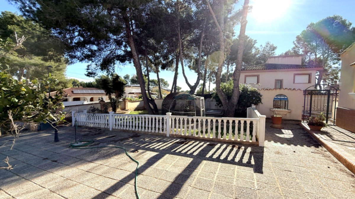 For sale - 4 Bedroom 3 Bathroom House - Detached Villa in Pilar de la Horadada - Pilar de la Horadada Centro  - Alicante