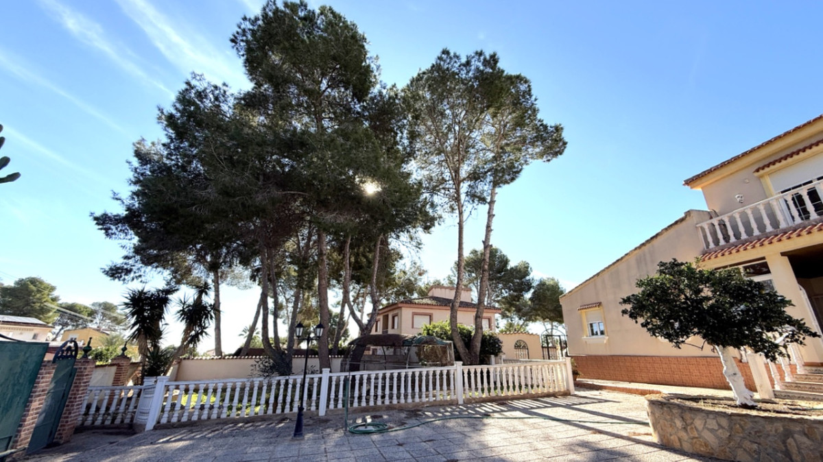 For sale - 4 Bedroom 3 Bathroom House - Detached Villa in Pilar de la Horadada - Pilar de la Horadada Centro  - Alicante