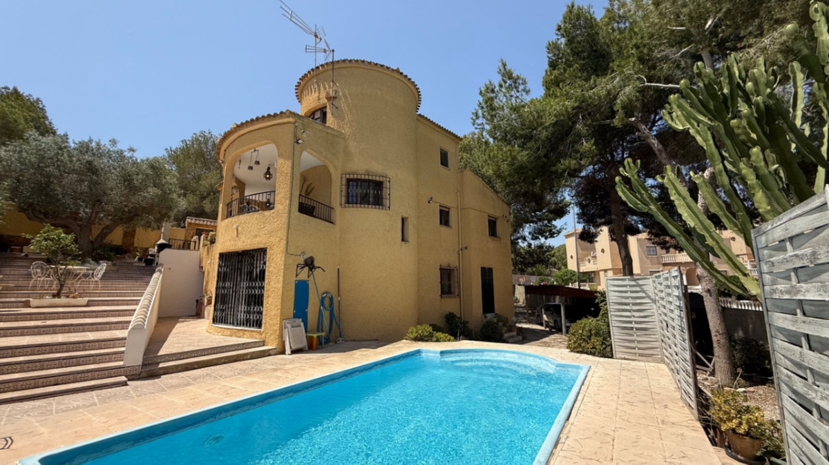 For sale - 6 Bedroom 3 Bathroom House - Detached Villa in Orihuela - Orihuela Centro  - Alicante
