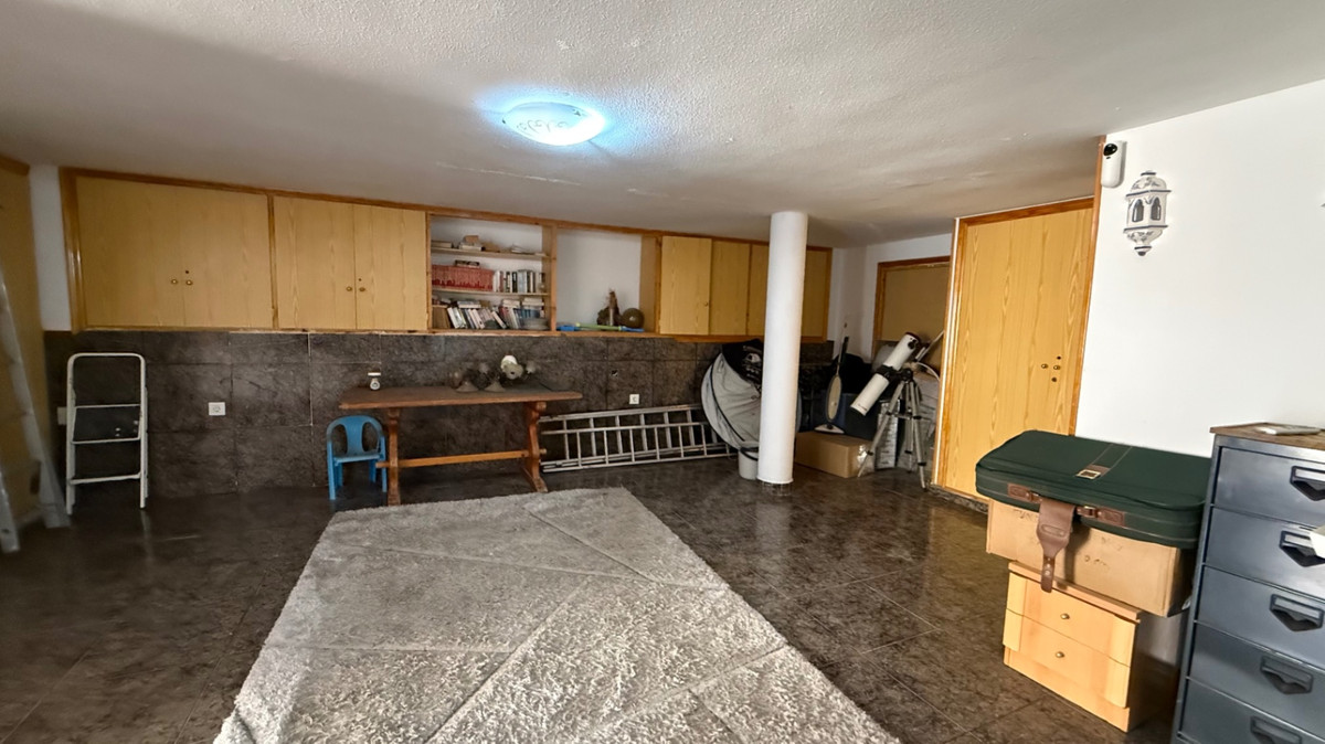 For sale - 6 Bedroom 3 Bathroom House - Detached Villa in Orihuela - Orihuela Centro  - Alicante