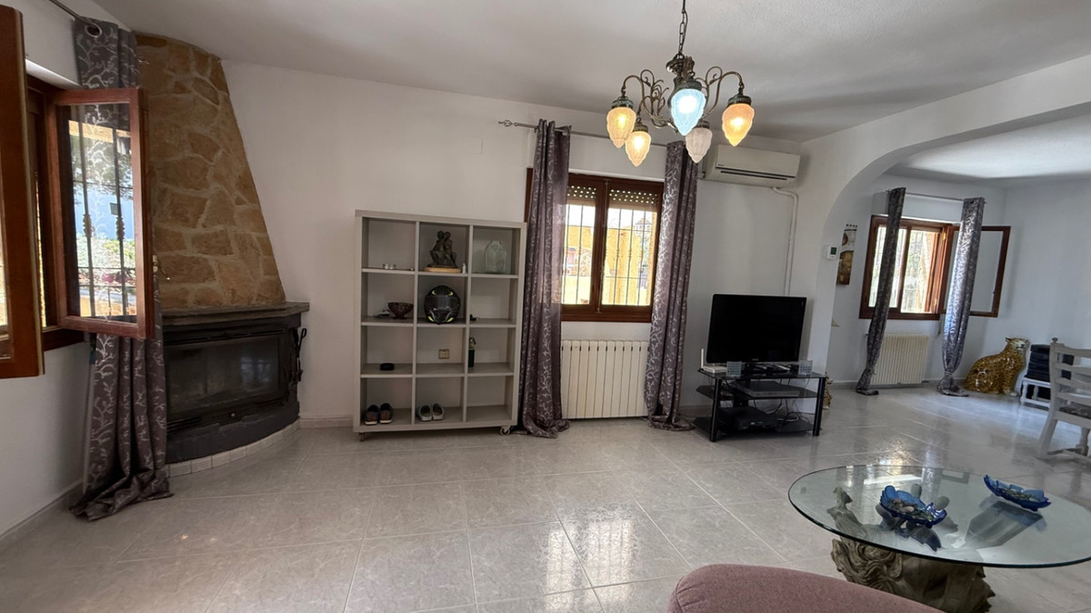 For sale - 6 Bedroom 3 Bathroom House - Detached Villa in Orihuela - Orihuela Centro  - Alicante