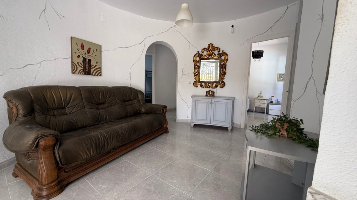 For sale - 6 Bedroom 3 Bathroom House - Detached Villa in Orihuela - Orihuela Centro  - Alicante