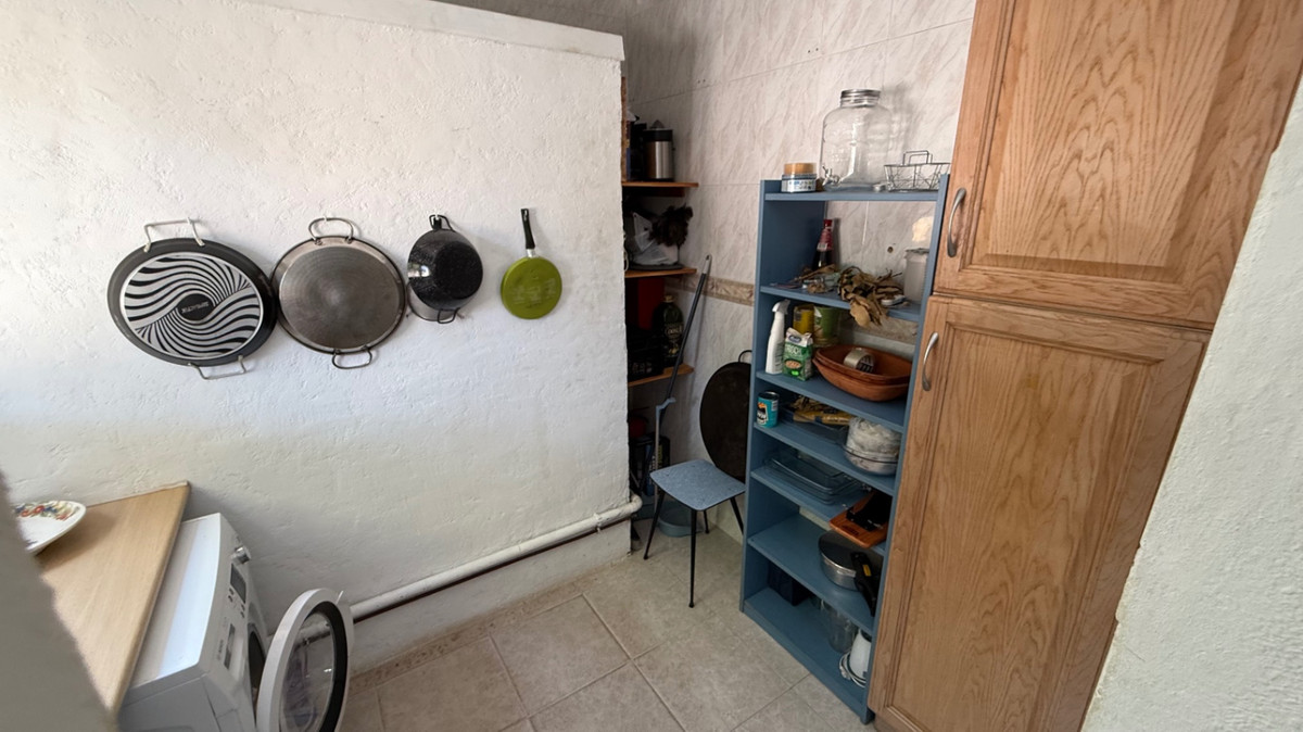 For sale - 6 Bedroom 3 Bathroom House - Detached Villa in Orihuela - Orihuela Centro  - Alicante