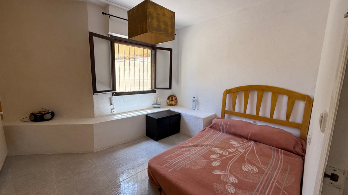 For sale - 6 Bedroom 3 Bathroom House - Detached Villa in Orihuela - Orihuela Centro  - Alicante