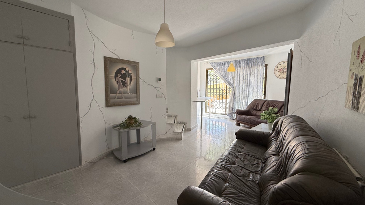 For sale - 6 Bedroom 3 Bathroom House - Detached Villa in Orihuela - Orihuela Centro  - Alicante