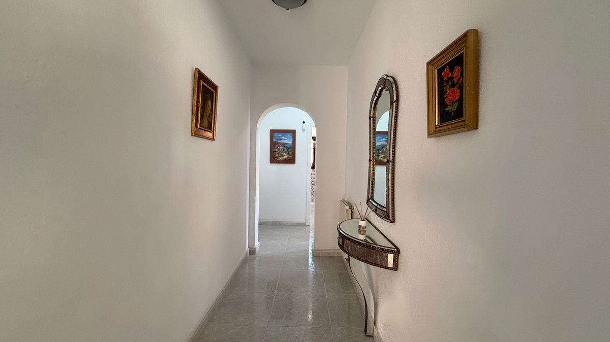 For sale - 6 Bedroom 3 Bathroom House - Detached Villa in Orihuela - Orihuela Centro  - Alicante