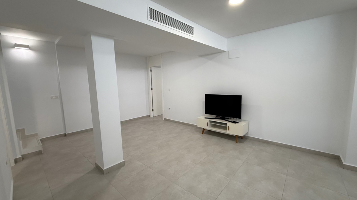 For sale - 5 Bedroom 3 Bathroom House - Semi-Detached House in Orihuela - Orihuela Centro  - Alicante