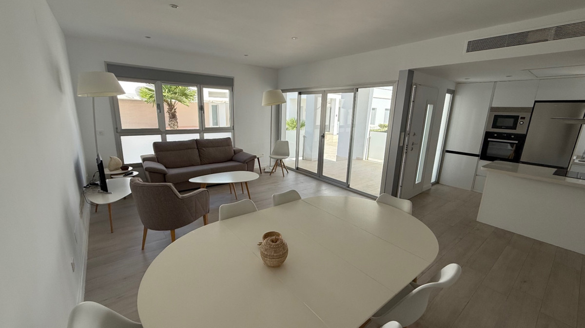 For sale - 5 Bedroom 3 Bathroom House - Semi-Detached House in Orihuela - Orihuela Centro  - Alicante