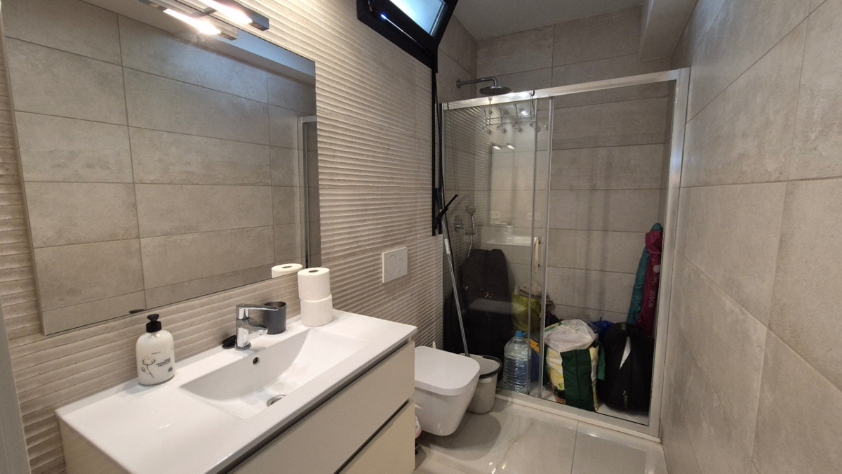 For sale - 4 Bedroom 4 Bathroom House - Detached Villa in Torrevieja - Torrevieja Centro  - Alicante