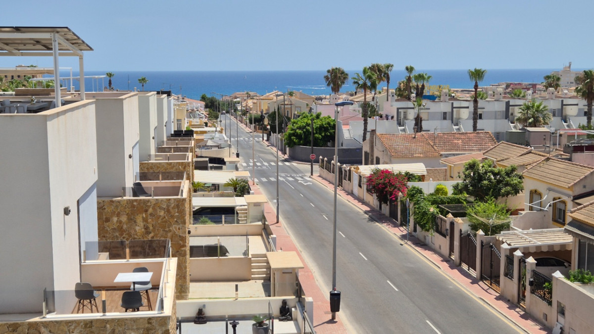 For sale - 4 Bedroom 4 Bathroom House - Detached Villa in Torrevieja - Torrevieja Centro  - Alicante
