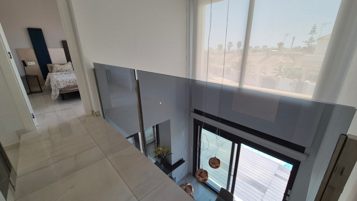 For sale - 4 Bedroom 4 Bathroom House - Detached Villa in Torrevieja - Torrevieja Centro  - Alicante
