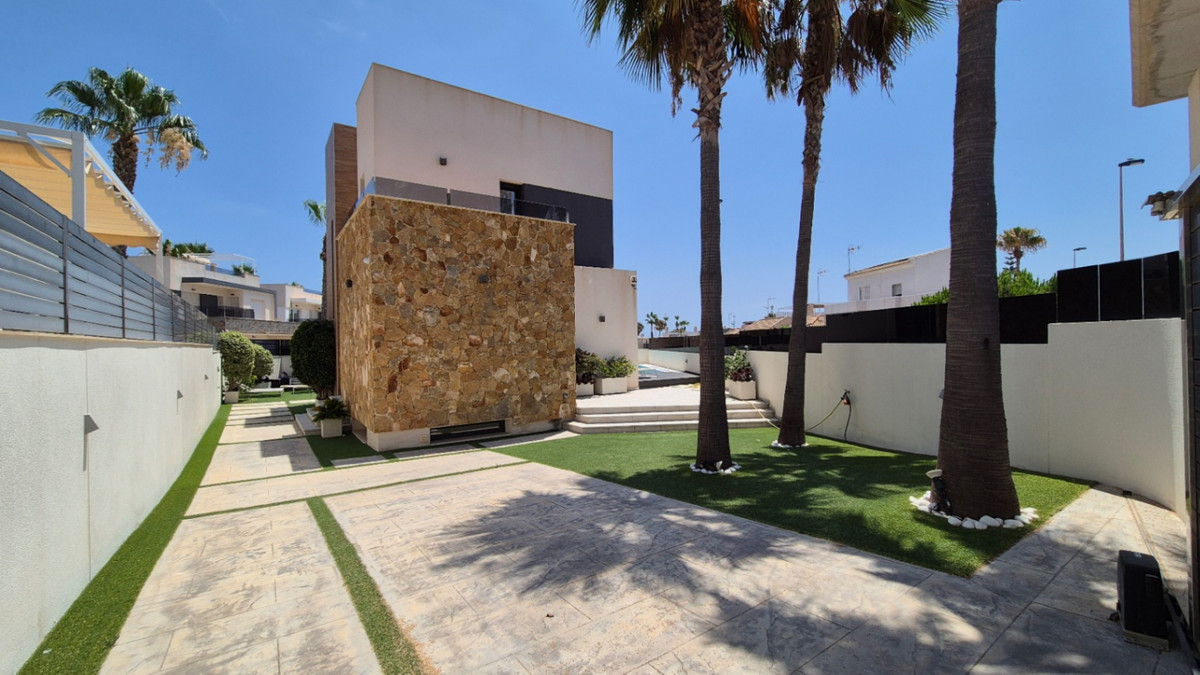 For sale - 4 Bedroom 4 Bathroom House - Detached Villa in Torrevieja - Torrevieja Centro  - Alicante