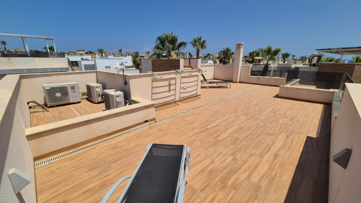 For sale - 4 Bedroom 4 Bathroom House - Detached Villa in Torrevieja - Torrevieja Centro  - Alicante