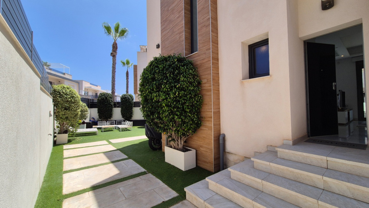 For sale - 4 Bedroom 4 Bathroom House - Detached Villa in Torrevieja - Torrevieja Centro  - Alicante
