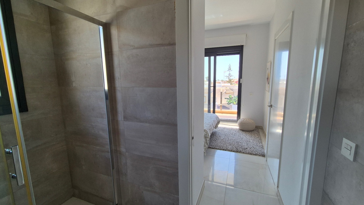 For sale - 4 Bedroom 4 Bathroom House - Detached Villa in Torrevieja - Torrevieja Centro  - Alicante