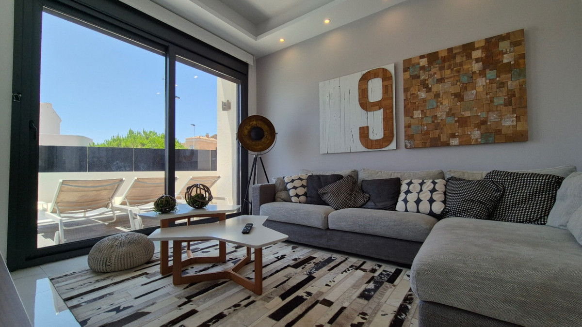 For sale - 4 Bedroom 4 Bathroom House - Detached Villa in Torrevieja - Torrevieja Centro  - Alicante