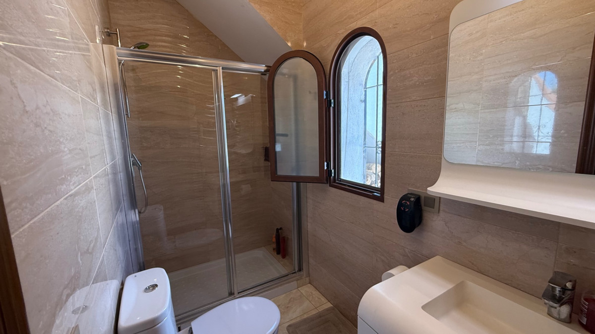For sale - 4 Bedroom 2 Bathroom House - Detached Villa in Orihuela - Orihuela Centro  - Alicante