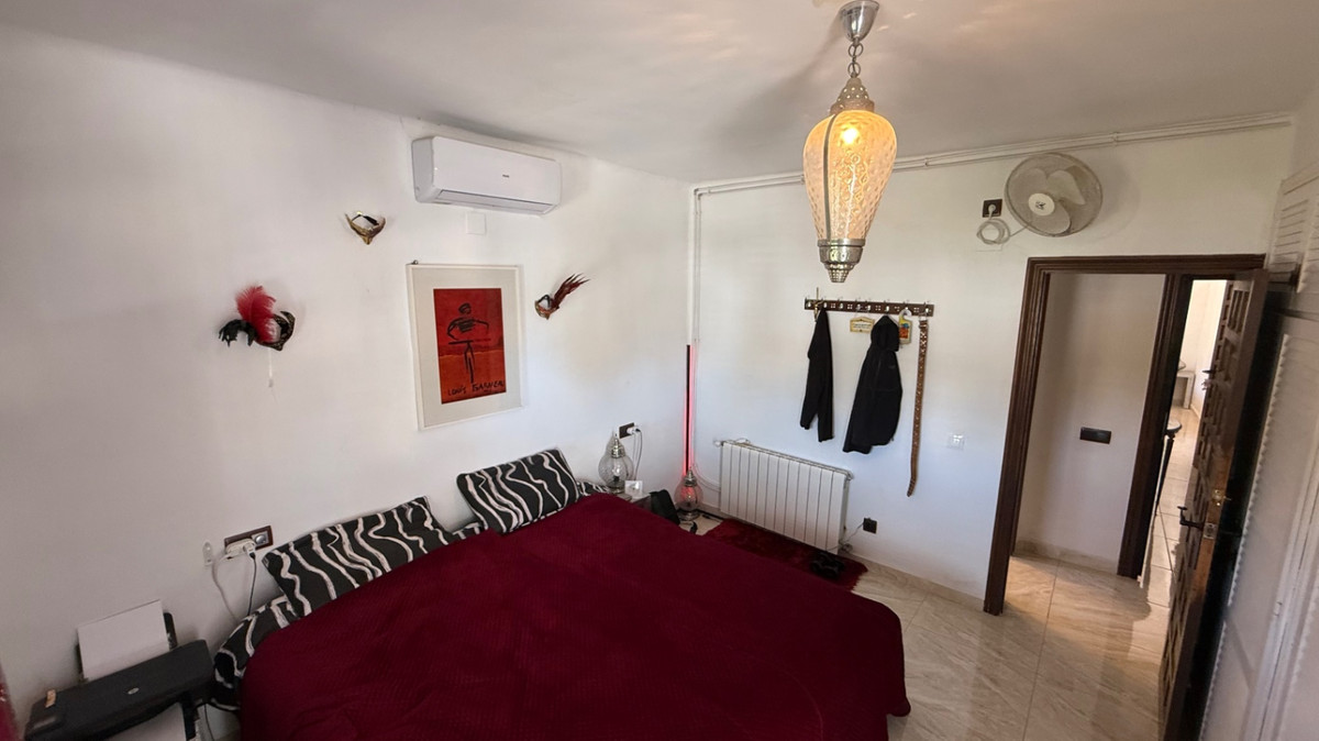 For sale - 4 Bedroom 2 Bathroom House - Detached Villa in Orihuela - Orihuela Centro  - Alicante