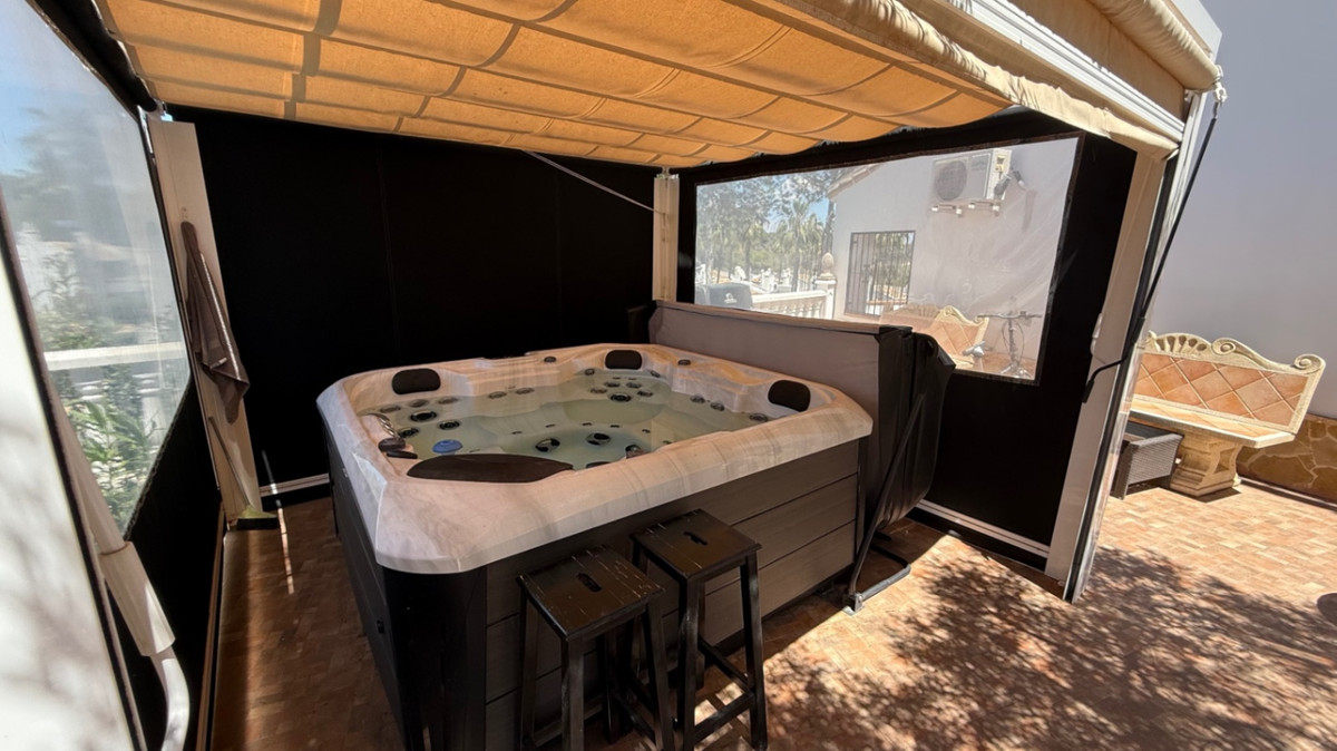 For sale - 4 Bedroom 2 Bathroom House - Detached Villa in Orihuela - Orihuela Centro  - Alicante