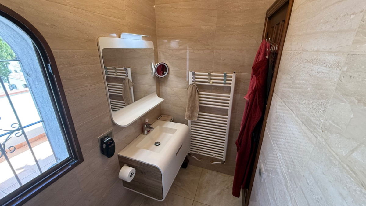 For sale - 4 Bedroom 2 Bathroom House - Detached Villa in Orihuela - Orihuela Centro  - Alicante