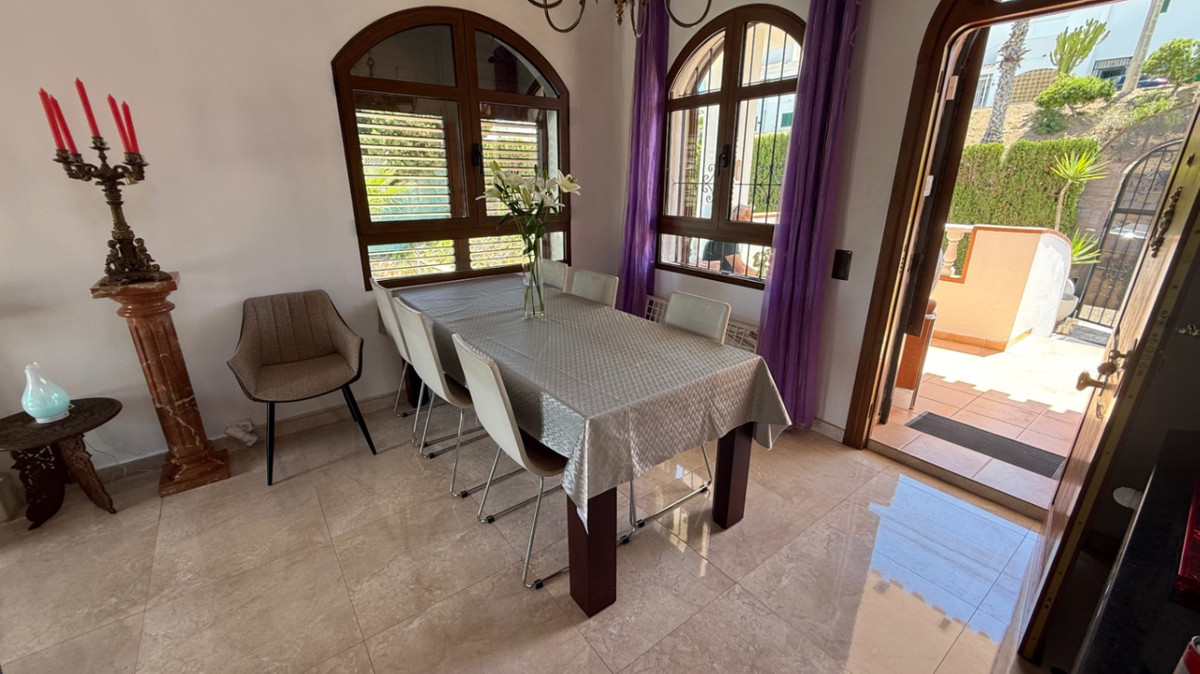 For sale - 4 Bedroom 2 Bathroom House - Detached Villa in Orihuela - Orihuela Centro  - Alicante