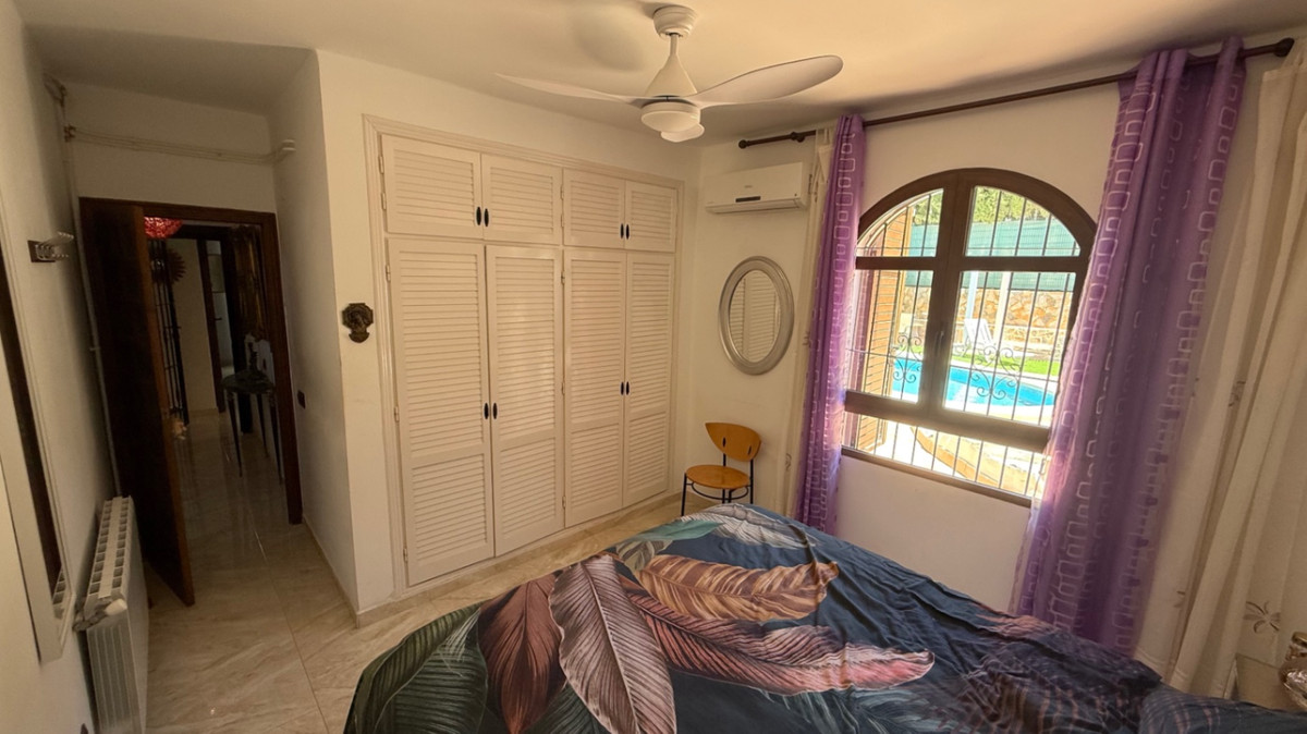 For sale - 4 Bedroom 2 Bathroom House - Detached Villa in Orihuela - Orihuela Centro  - Alicante