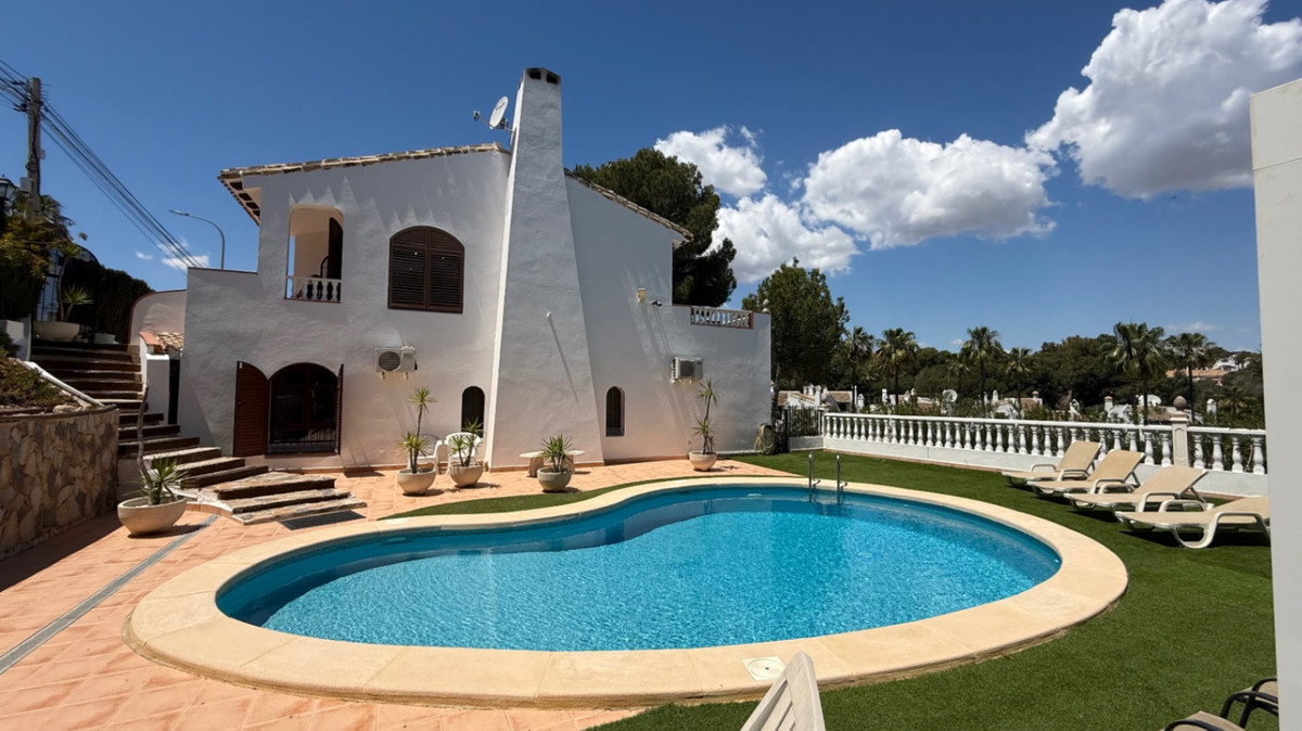 For sale - 4 Bedroom 2 Bathroom House - Detached Villa in Orihuela - Orihuela Centro  - Alicante