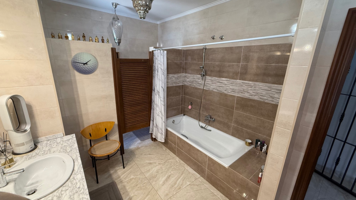 For sale - 4 Bedroom 2 Bathroom House - Detached Villa in Orihuela - Orihuela Centro  - Alicante