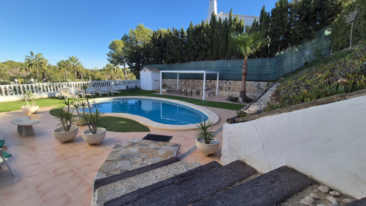 For sale - 4 Bedroom 2 Bathroom House - Detached Villa in Orihuela - Orihuela Centro  - Alicante
