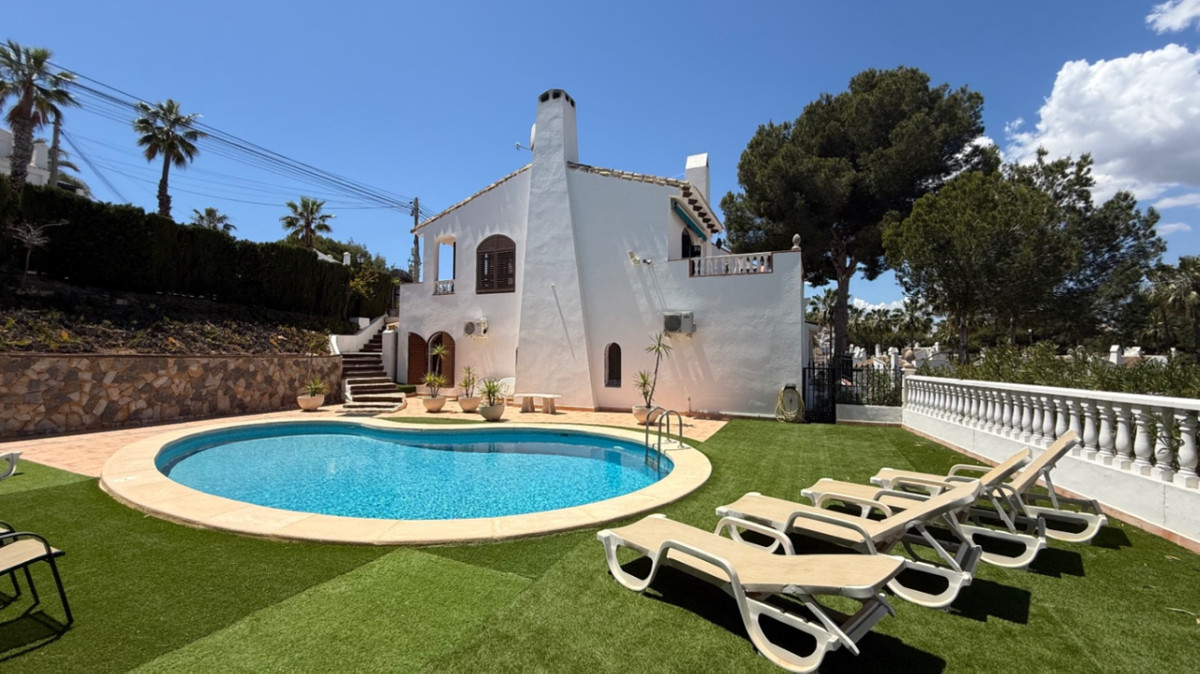For sale - 4 Bedroom 2 Bathroom House - Detached Villa in Orihuela - Orihuela Centro  - Alicante