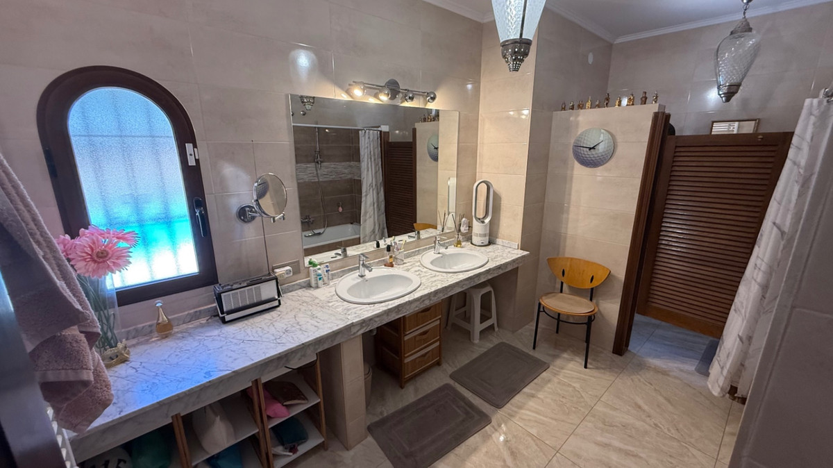 For sale - 4 Bedroom 2 Bathroom House - Detached Villa in Orihuela - Orihuela Centro  - Alicante