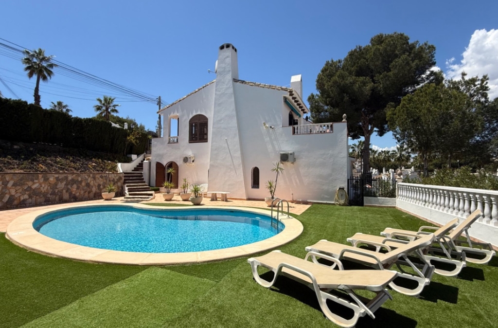 4 Bedroom 2 Bathroom House - Detached Villa in Orihuela