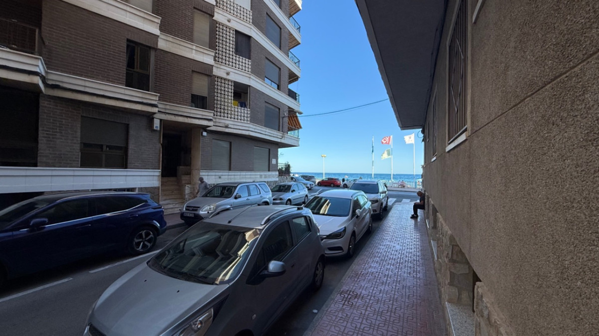 For sale - 3 Bedroom 2 Bathroom Apartment - Middle Floor Apartment in Torrevieja - Torrevieja Centro  - Alicante