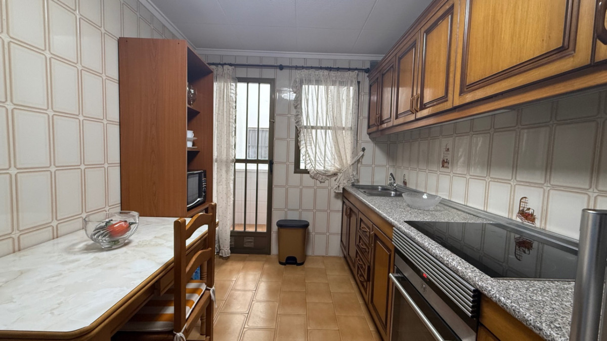 For sale - 3 Bedroom 2 Bathroom Apartment - Middle Floor Apartment in Torrevieja - Torrevieja Centro  - Alicante