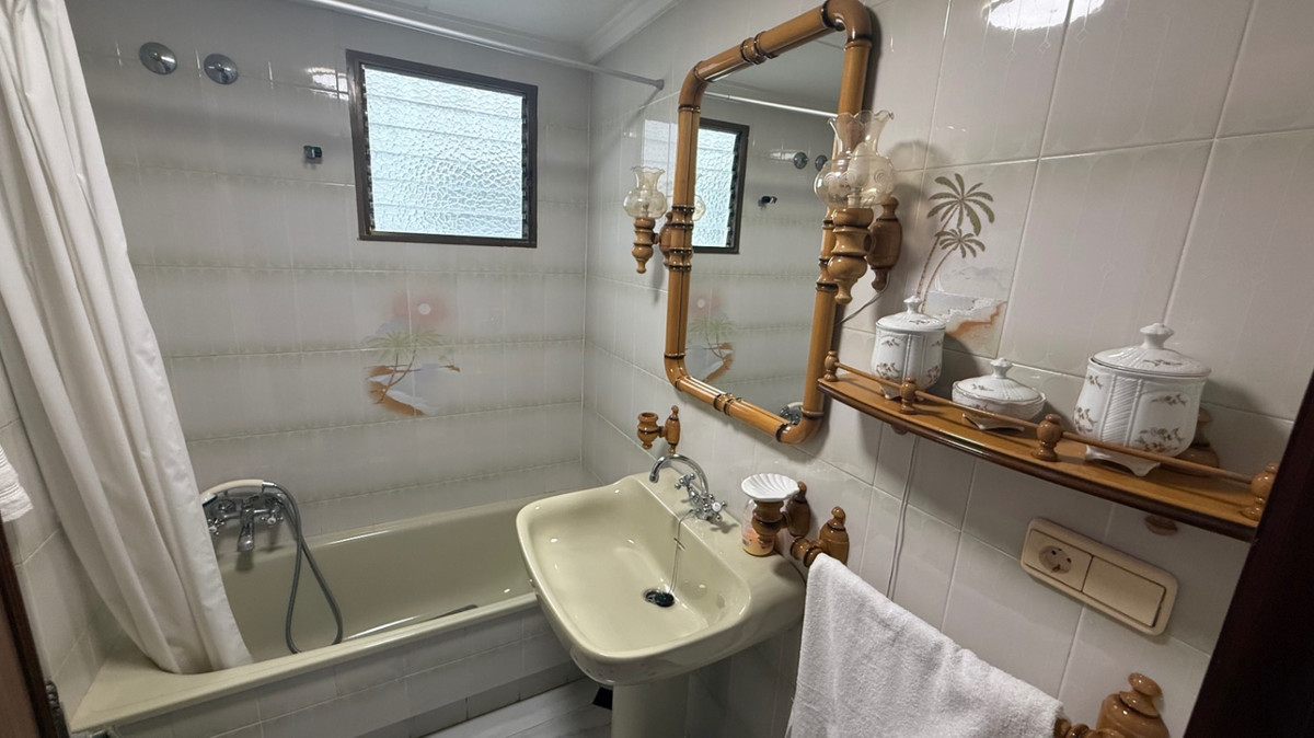 For sale - 3 Bedroom 2 Bathroom Apartment - Middle Floor Apartment in Torrevieja - Torrevieja Centro  - Alicante