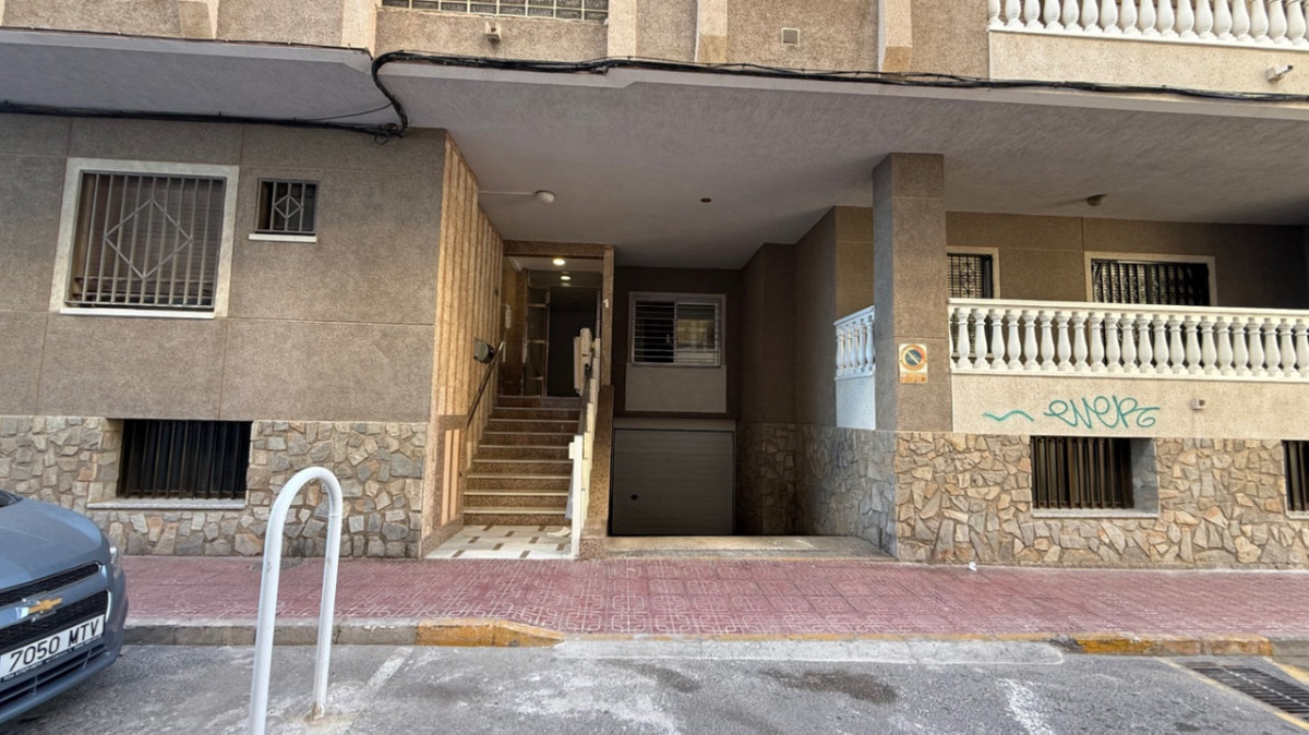 For sale - 3 Bedroom 2 Bathroom Apartment - Ground Floor Apartment in Torrevieja - Torrevieja Centro  - Alicante