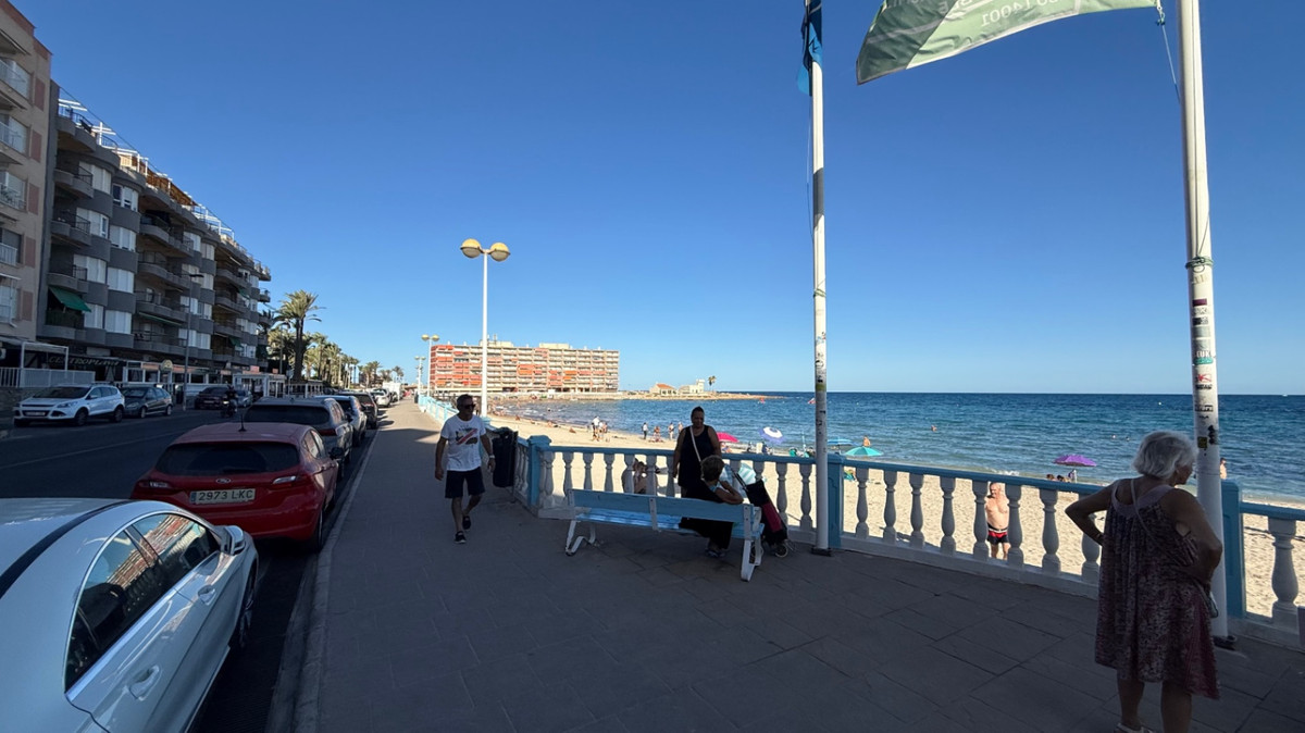 For sale - 3 Bedroom 2 Bathroom Apartment - Middle Floor Apartment in Torrevieja - Torrevieja Centro  - Alicante