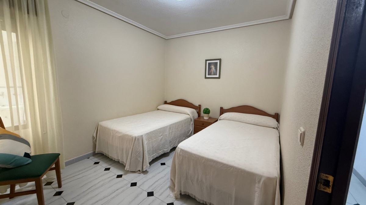 For sale - 3 Bedroom 2 Bathroom Apartment - Middle Floor Apartment in Torrevieja - Torrevieja Centro  - Alicante