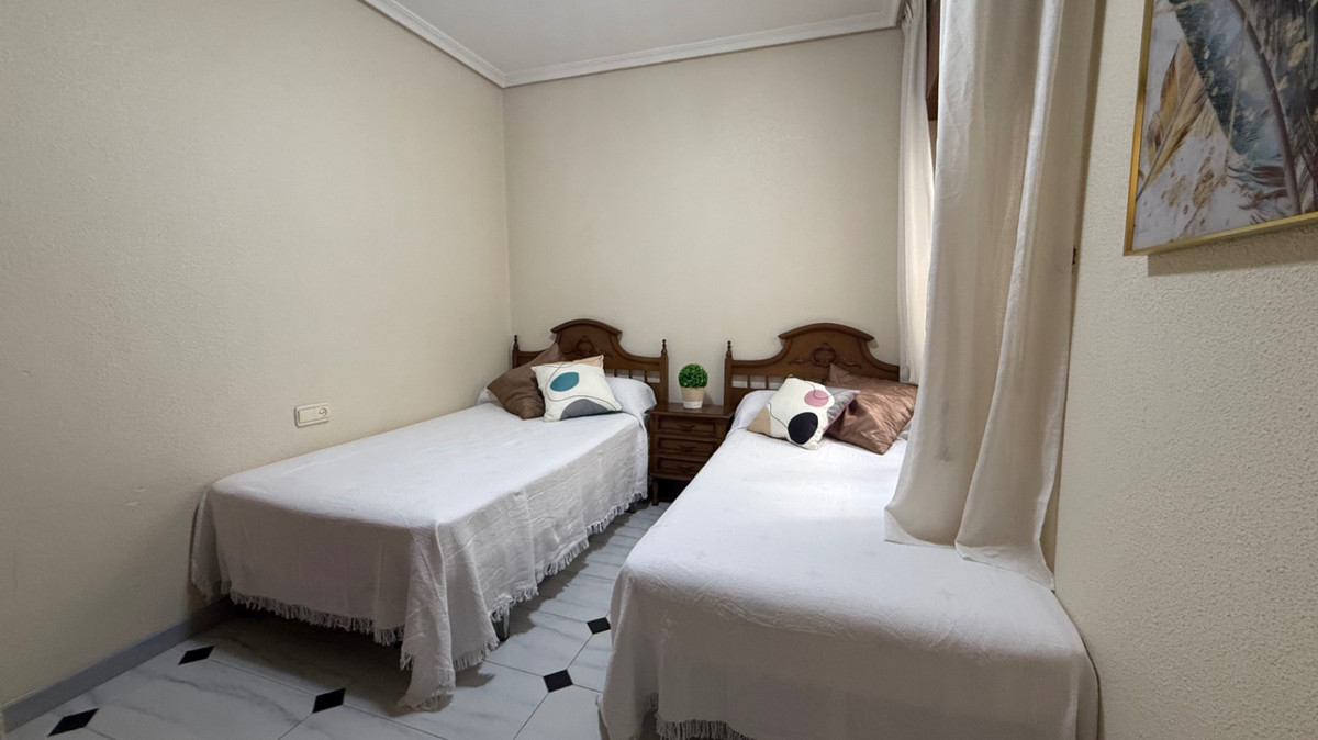 For sale - 3 Bedroom 2 Bathroom Apartment - Middle Floor Apartment in Torrevieja - Torrevieja Centro  - Alicante