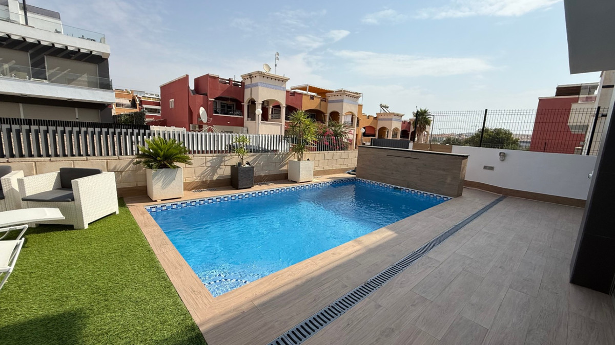 For sale - 4 Bedroom 3 Bathroom House - Detached Villa in Orihuela - Orihuela Centro  - Alicante