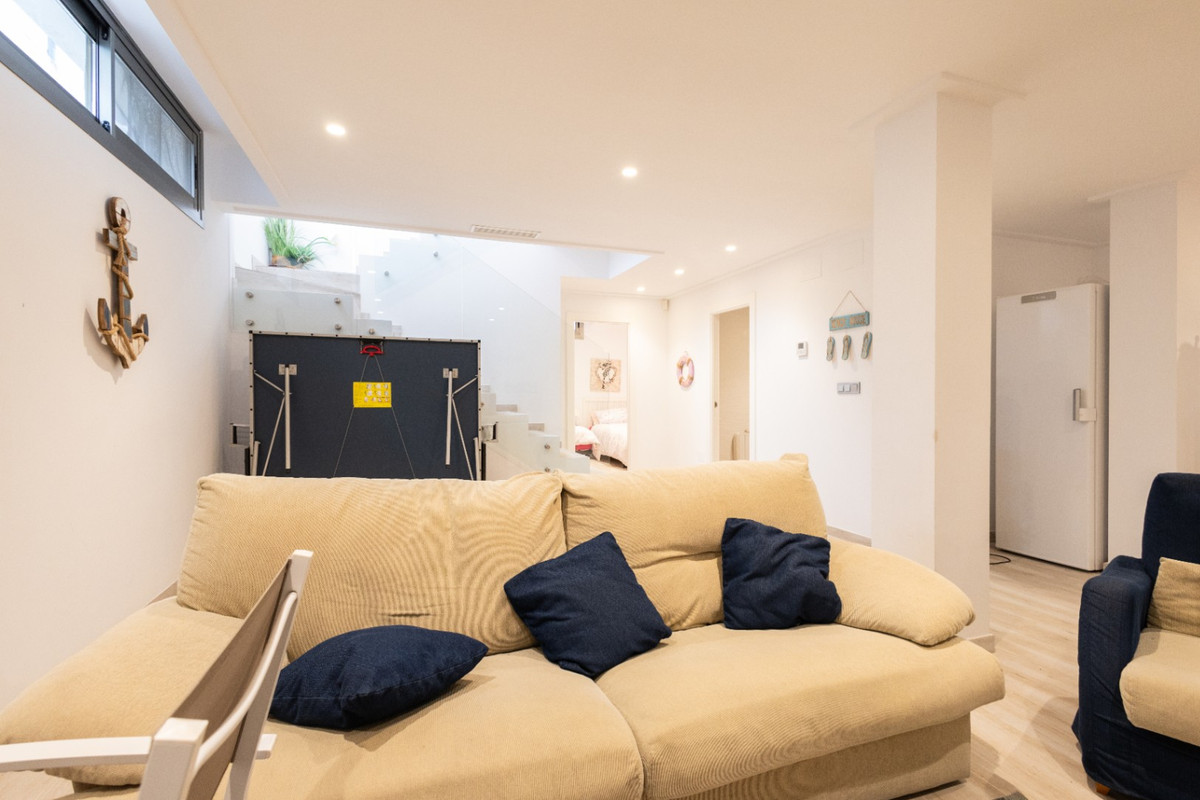 For sale - 4 Bedroom 3 Bathroom House - Detached Villa in Orihuela - Orihuela Centro  - Alicante