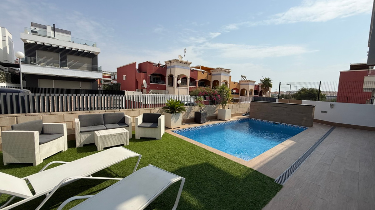 For sale - 4 Bedroom 3 Bathroom House - Detached Villa in Orihuela - Orihuela Centro  - Alicante