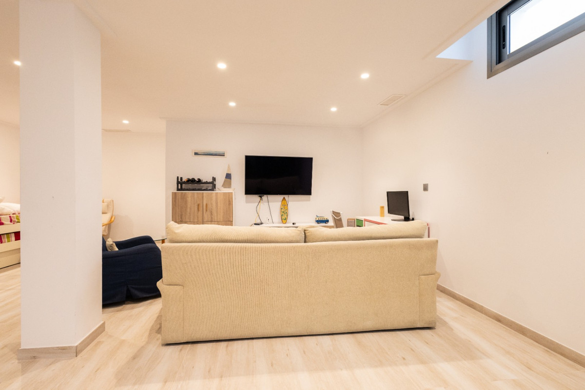 For sale - 4 Bedroom 3 Bathroom House - Detached Villa in Orihuela - Orihuela Centro  - Alicante