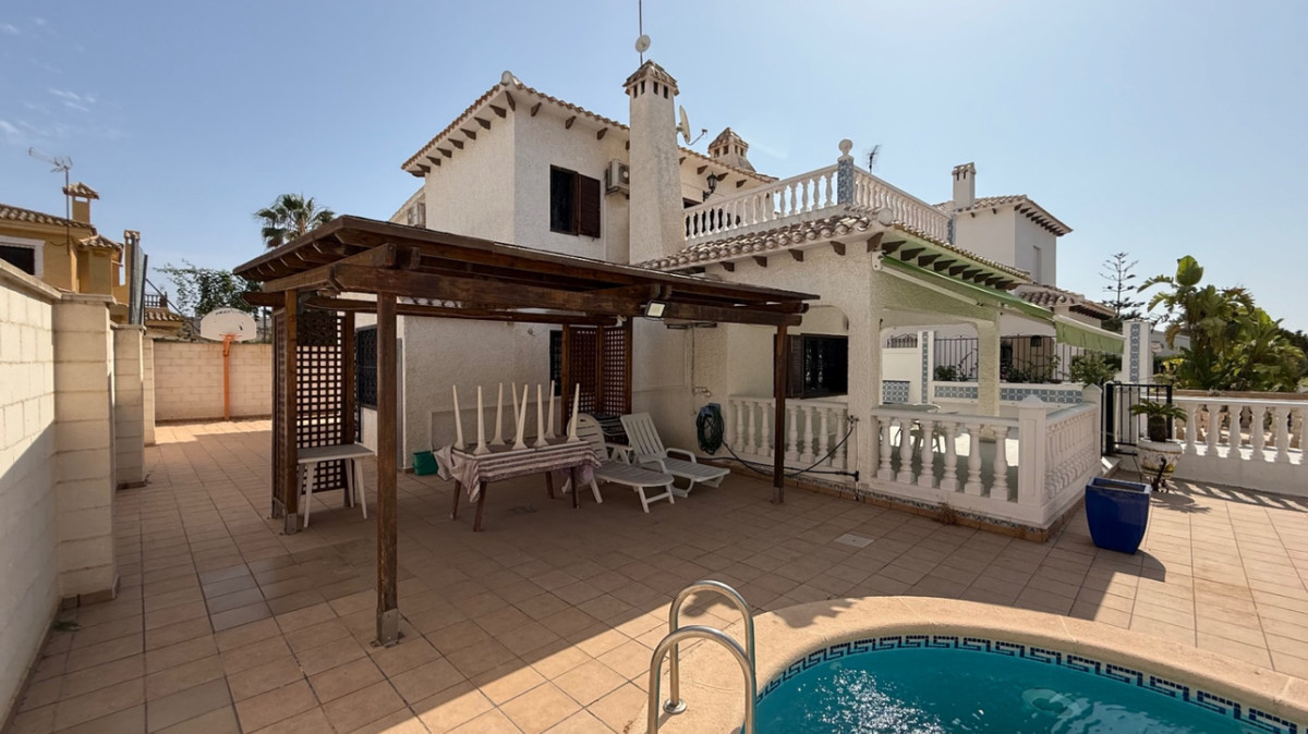 For sale - 4 Bedroom 2 Bathroom House - Detached Villa in Orihuela - Orihuela Centro  - Alicante