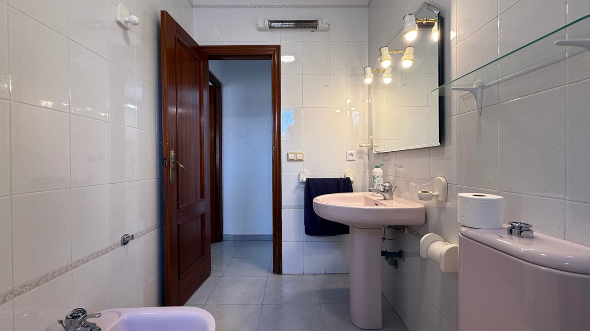 For sale - 4 Bedroom 2 Bathroom House - Detached Villa in Orihuela - Orihuela Centro  - Alicante