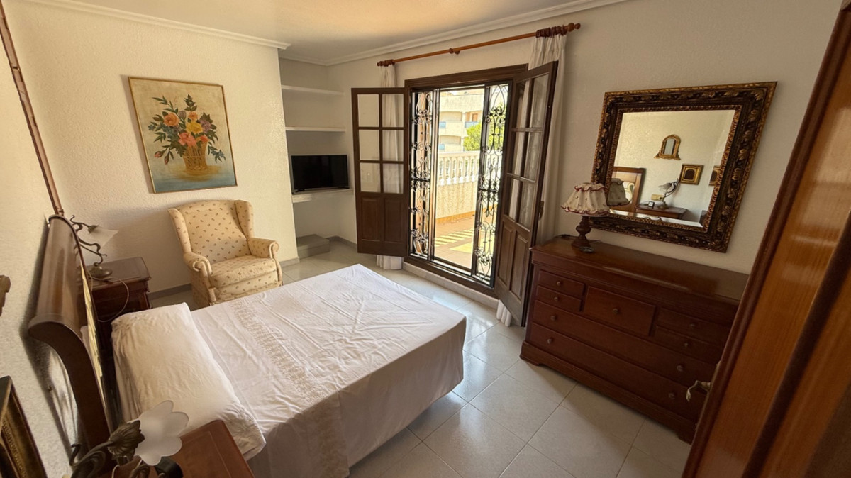 For sale - 4 Bedroom 2 Bathroom House - Detached Villa in Orihuela - Orihuela Centro  - Alicante