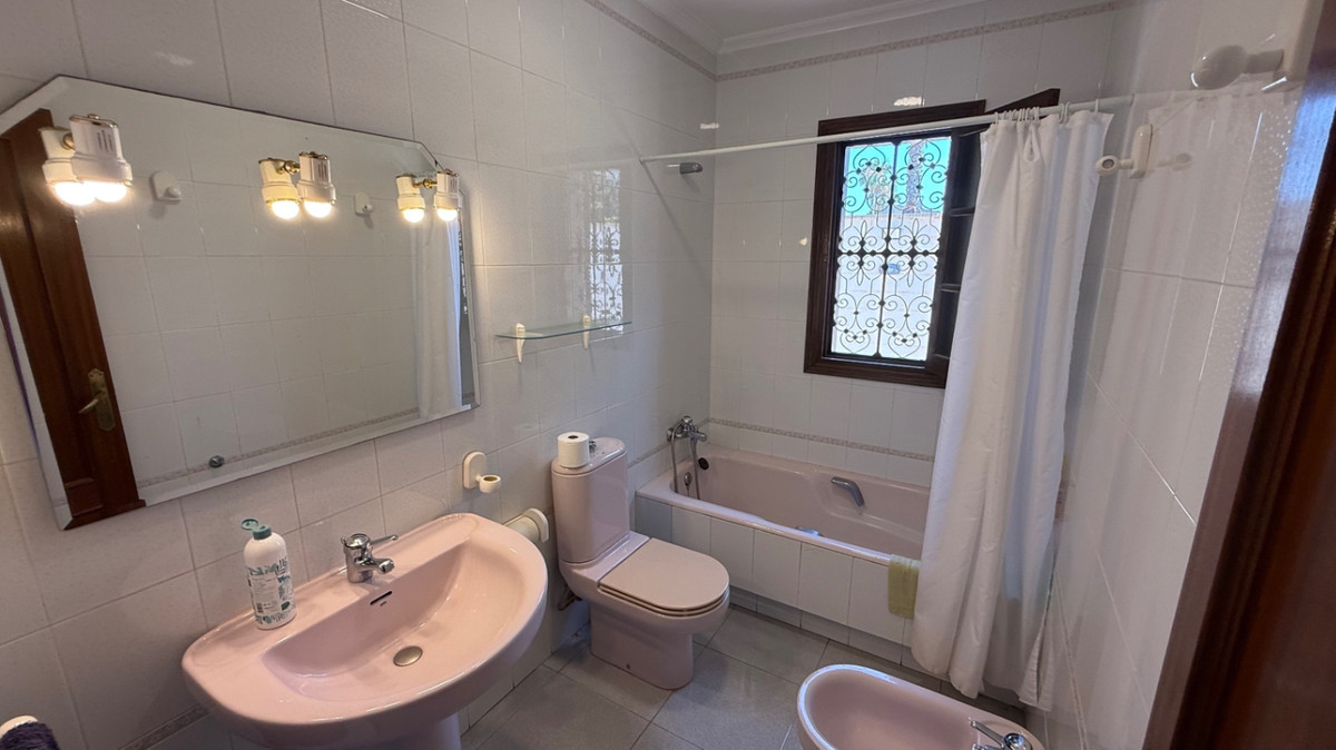 For sale - 4 Bedroom 2 Bathroom House - Detached Villa in Orihuela - Orihuela Centro  - Alicante