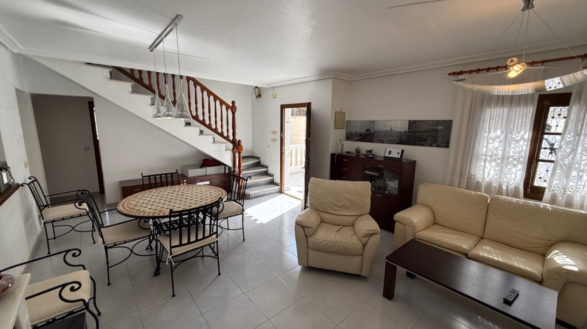 For sale - 4 Bedroom 2 Bathroom House - Detached Villa in Orihuela - Orihuela Centro  - Alicante