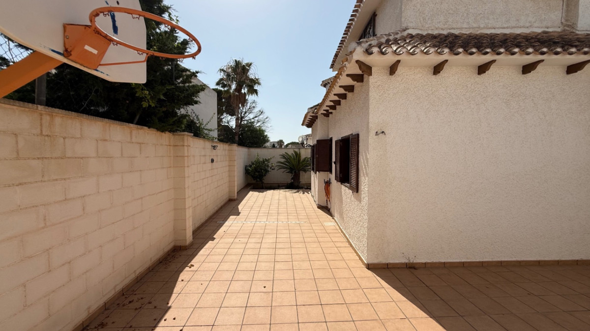 For sale - 4 Bedroom 2 Bathroom House - Detached Villa in Orihuela - Orihuela Centro  - Alicante