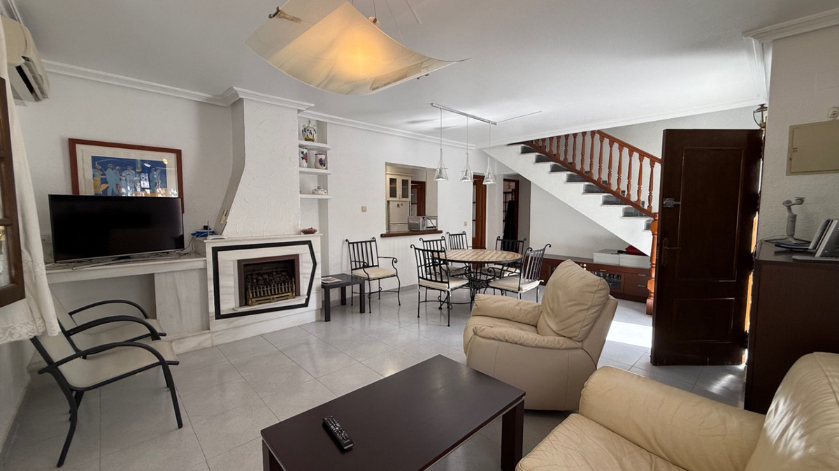 For sale - 4 Bedroom 2 Bathroom House - Detached Villa in Orihuela - Orihuela Centro  - Alicante